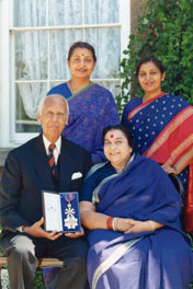 Шри Матаджи с мужем и дочерьми