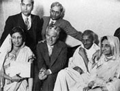 ההורים של שרי מטאג'י עם מהטמה גנדי וצ'רלי צ'פלין